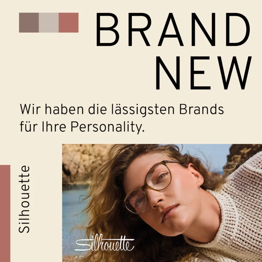 Junge Frau mit Brille gebeugt guckend in die Kamera.